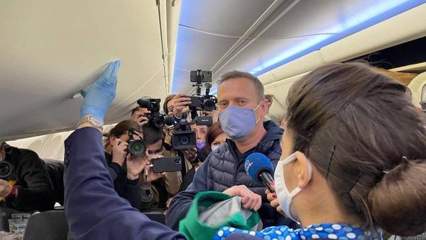 Alexey Navalny talks to journalists before coming back to Moscow from Berlin, 17 January 2020 - Sputnik International