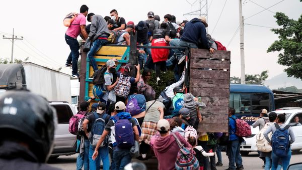 Hondurans climb onto the back of a truck for a ride in a new caravan of migrants, set to head to the United States, in Cofradia, Honduras January 15, 2021. Hondurans climb onto the back of a truck for a ride in a new caravan of migrants, set to head to the United States, in Cofradia, Honduras January 15, 2021. - Sputnik International