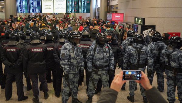 Law enforcement officers stand guard before the expected arrival of Russian opposition leader Alexei Navalny on a flight from the German capital Berlin at Vnukovo International Airport in Moscow, Russia January 17, 2021 - Sputnik International