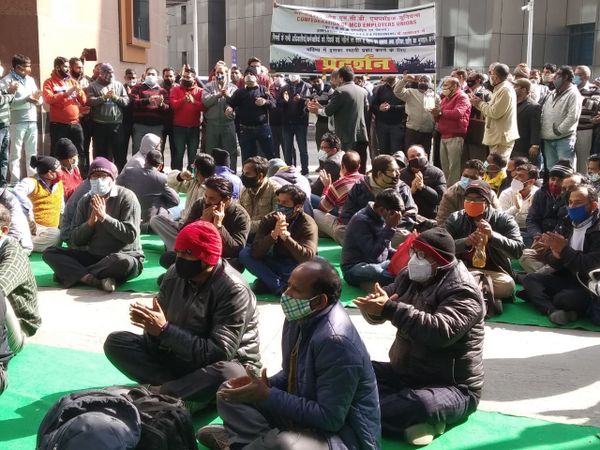 Delhi Residents Fear Health & Sanitation Crisis as Civic Body Workers Dump Garbage in COVID-Hit City - Sputnik International