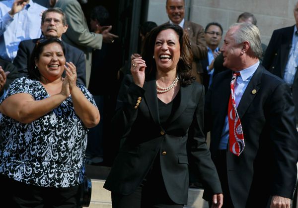 Fan of Pearls and Converse Sneakers: Style of US' First Female Vice President Kamala Harris Fan of Pearls and Converse Sneakers: Style of US' First Female Vice President Kamala Harris - Sputnik International