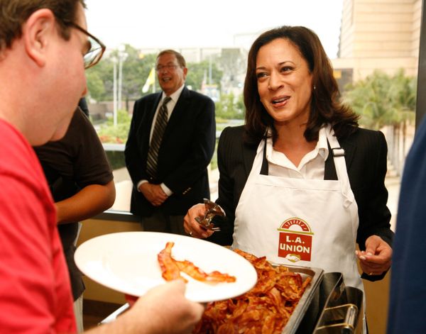 Fan of Pearls and Converse Sneakers: Style of US' First Female Vice President Kamala Harris Fan of Pearls and Converse Sneakers: Style of US' First Female Vice President Kamala Harris - Sputnik International