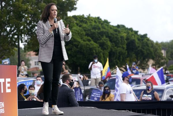 Fan of Pearls and Converse Sneakers: Style of US' First Female Vice President Kamala Harris Fan of Pearls and Converse Sneakers: Style of US' First Female Vice President Kamala Harris - Sputnik International