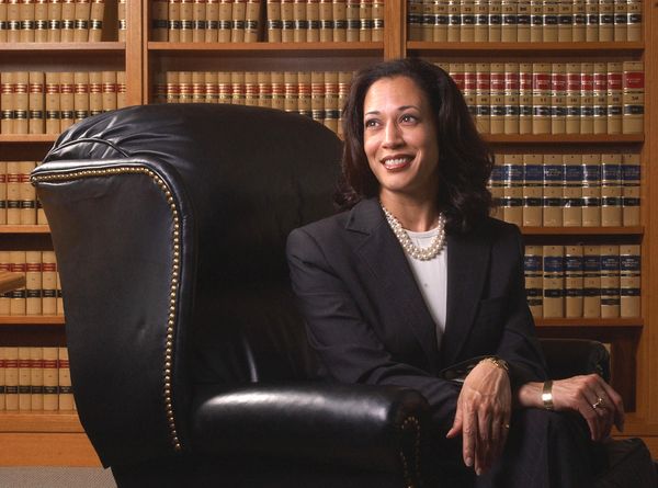 Fan of Pearls and Converse Sneakers: Style of US' First Female Vice President Kamala Harris Fan of Pearls and Converse Sneakers: Style of US' First Female Vice President Kamala Harris - Sputnik International