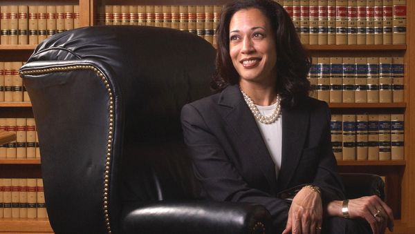 Fan of Pearls and Converse Sneakers: Style of US' First Female Vice President Kamala Harris - Sputnik International