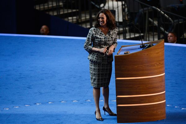 Fan of Pearls and Converse Sneakers: Style of US' First Female Vice President Kamala Harris Fan of Pearls and Converse Sneakers: Style of US' First Female Vice President Kamala Harris - Sputnik International
