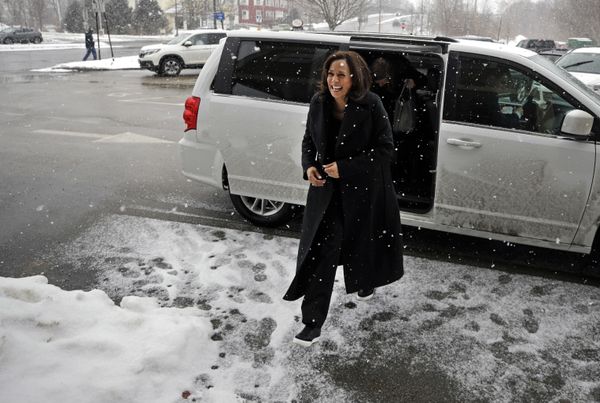 Fan of Pearls and Converse Sneakers: Style of US' First Female Vice President Kamala Harris Fan of Pearls and Converse Sneakers: Style of US' First Female Vice President Kamala Harris - Sputnik International