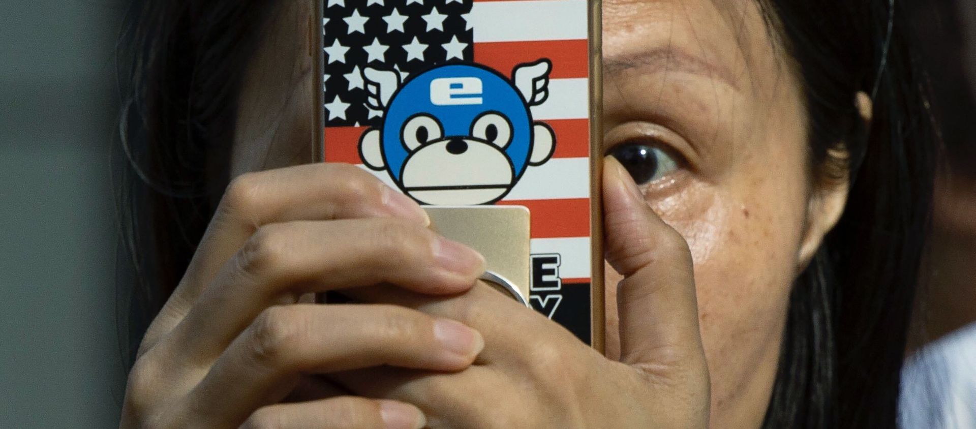 A woman takes a photo with a phone that has a United States flag themed cover outside the United States Consulate in Chengdu in southwest China's Sichuan province on Sunday, July 26, 2020 - Sputnik International, 1920, 18.01.2021