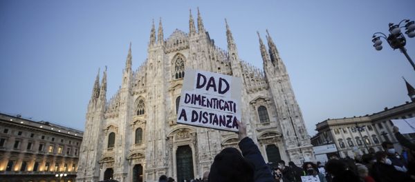 Students, parents and teachers gather in front of the Duomo gothic cathedral, in Milan, Italy,  to protest against the Lombardy's government decision to delay reopening of high schools until Jan. 24 amid an extension of its anti-covid measures, Friday, Jan. 8, 2021 - Sputnik International