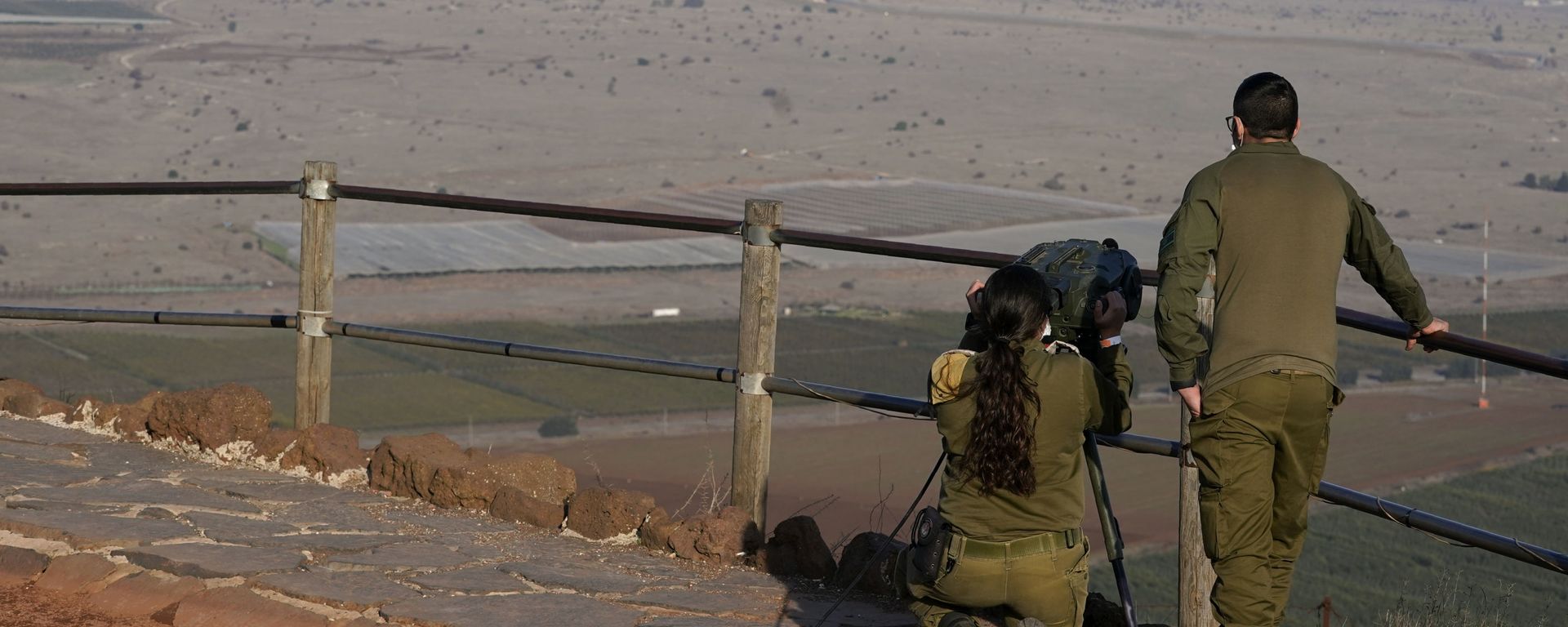 Israeli soldiers observe Al Qunaitra, Syria, across the border from Mount Bental in the Israeli-controlled Golan Heights, Thursday, Nov. 19, 2020, prior to a visit by Secretary of State Mike Pompeo and Israel's Foreign Minister Gabi Ashkenazi. Israeli soldiers observe Al Qunaitra, Syria, across the border from Mount Bental in the Israeli-controlled Golan Heights, Thursday, Nov. 19, 2020, prior to a visit by Secretary of State Mike Pompeo and Israel's Foreign Minister Gabi Ashkenazi. - Sputnik International, 1920, 29.11.2023
