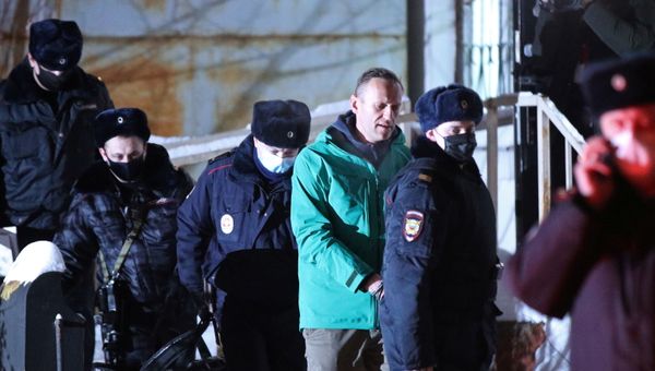 Russian opposition leader Alexei Navalny is escorted by police officers after a court hearing, in Khimki outside Moscow, Russia January 18, 2021. - Sputnik International