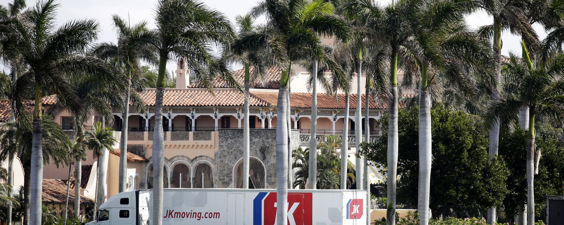 A moving truck is parked outside Mar-a-Lago in Palm Beach, Fla., on Monday, Jan. 18, 2021. President Donald Trump is expected to return to his residence on Wednesday, Jan. 20. A moving truck is parked outside Mar-a-Lago in Palm Beach, Fla., on Monday, Jan. 18, 2021. President Donald Trump is expected to return to his residence on Wednesday, Jan. 20. - Sputnik International, 1920, 11.02.2022