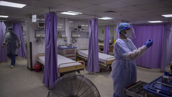 Palestinian doctors wear protective clothes as they work at the emergency room of the al-Quds Hospital in Gaza City, Monday, Sept. 7, 2020. Dozens of front-line health care workers have been infected, dealing a new blow to overburdened hospitals. Palestinian doctors wear protective clothes as they work at the emergency room of the al-Quds Hospital in Gaza City, Monday, Sept. 7, 2020. Dozens of front-line health care workers have been infected, dealing a new blow to overburdened hospitals. - Sputnik International
