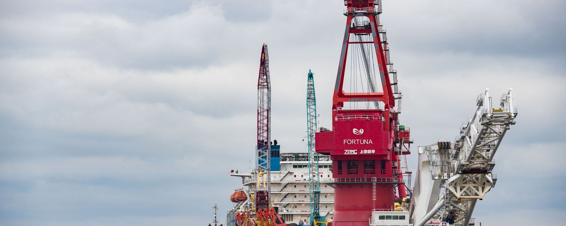 Pipe-laying vessel Fortuna in the port of the German city of Wismar. Gazprom plans to resume the construction of Nord Stream 2 in Danish waters Pipe-laying vessel Fortuna in the port of the German city of Wismar. Gazprom plans to resume the construction of Nord Stream 2 in Danish waters - Sputnik International, 1920, 02.04.2021