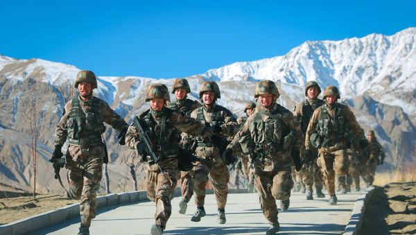 This photo taken on January 4, 2021 shows Chinese People's Liberation Army (PLA) soldiers taking part in military training at Pamir Mountains in Kashgar, northwestern China's Xinjiang region.  - Sputnik International