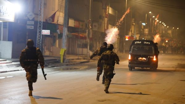 Security forces clash with demonstrators during anti-government protests in Tunis, Tunisia, January 18, 2021 - Sputnik International