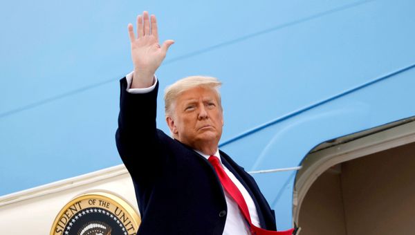 U.S. President Donald Trump salutes as he boards Air Force One at after visiting the U.S.-Mexico border wall, in Harlingen, Texas, U.S., January 12, 2021. - Sputnik International