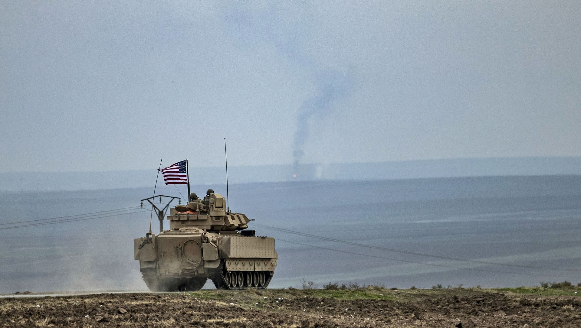 US soldiers in a Bradley tank patrol an area near Syria's north-eastern Semalka border crossing with Iraq's Kurdish autonomous territory, on 12 January 2021. US soldiers in a Bradley tank patrol an area near Syria's north-eastern Semalka border crossing with Iraq's Kurdish autonomous territory, on 12 January 2021. - Sputnik International, 1920, 14.02.2021
