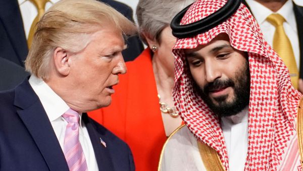 U.S. President Donald Trump speaks with Saudi Arabia's Crown Prince Mohammed bin Salman during family photo session with other leaders and attendees at the G20 leaders summit in Osaka, Japan, June 28, 2019. - Sputnik International