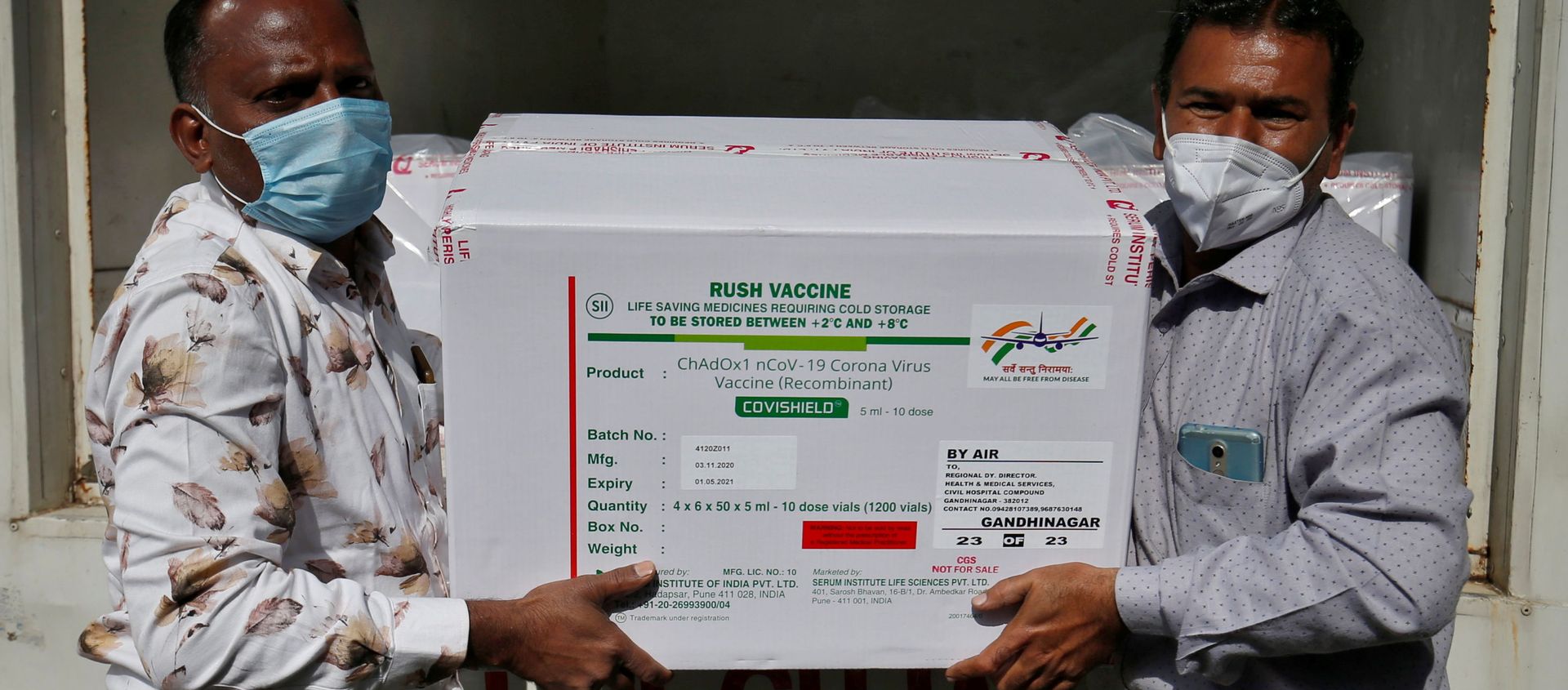 Officials unload boxes containing vials of COVISHIELD, a coronavirus disease (COVID-19) vaccine manufactured by Serum Institute of India, after a consignment of the vaccines arrived from the western city of Pune for its distribution, outside a vaccination storage centre in Ahmedabad, India, January 12, 2021. Officials unload boxes containing vials of COVISHIELD, a coronavirus disease (COVID-19) vaccine manufactured by Serum Institute of India, after a consignment of the vaccines arrived from the western city of Pune for its distribution, outside a vaccination storage centre in Ahmedabad, India, January 12, 2021. - Sputnik International, 1920, 20.01.2021