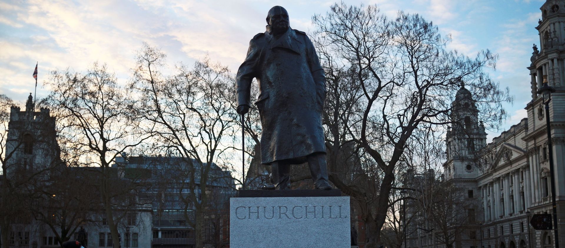 A person wearing a face mask looks at the Winston Churchill statue in Parliament square, in London A person wearing a face mask looks at the Winston Churchill statue in Parliament square, in London - Sputnik International, 1920, 20.01.2021