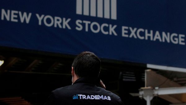 Trader Frank Masiello talks on his phone on Wall St. outside the New York Stock Exchange (NYSE) in New York, U.S., January 15, 2021. - Sputnik International