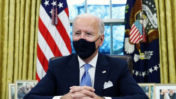 U.S. President Joe Biden signs executive orders in the Oval Office of the White House in Washington, after his inauguration as the 46th President of the United States, U.S., January 20, 2021. REUTERS/Tom Brenner - Sputnik International