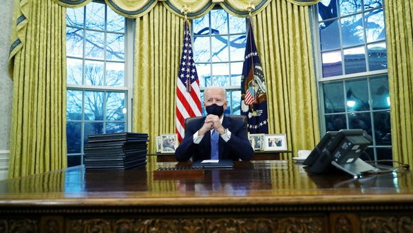 U.S. President Joe Biden signs executive orders in the Oval Office of the White House in Washington, after his inauguration as the 46th President of the United States, U.S., January 20, 2021. - Sputnik International