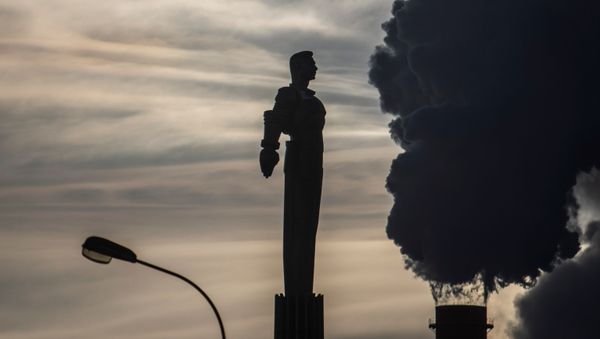 Steam rises from chimneys of a heating power plant near a monument of Soviet cosmonaut Yuri Gagarin, the first man in space, with the air temperature at about minus 20 degrees Celsius, in Moscow, Russia, January 17, 2021 - Sputnik International