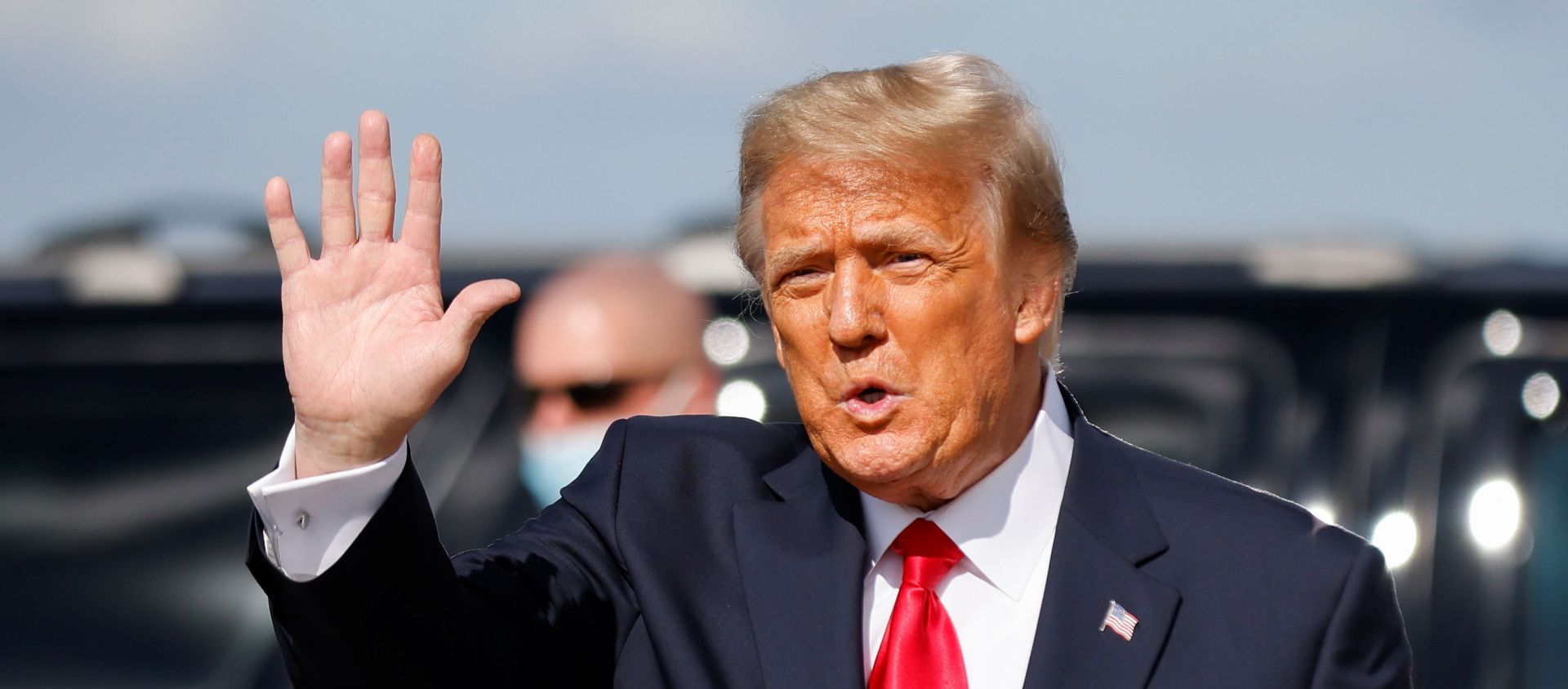 U.S. President Donald Trump waves as he arrives at Palm Beach International Airport in West Palm Beach, Florida, U.S., January 20, 2021. - Sputnik International, 1920, 25.01.2021