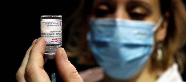 A health worker prepares a syringe with the Moderna coronavirus disease (COVID-19) vaccine at a vaccination center in Le Cannet, France, January 19, 2021 - Sputnik International