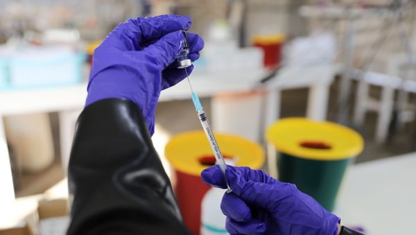 A medical worker prepares to administer a vaccination against the coronavirus disease (COVID-19) as Israel continues its national vaccination campaign amid a third COVID-19 lockdown, at a drive-through vaccination centre in Haifa, Israel January 6, 2021. A medical worker prepares to administer a vaccination against the coronavirus disease (COVID-19) as Israel continues its national vaccination campaign amid a third COVID-19 lockdown, at a drive-through vaccination centre in Haifa, Israel January 6, 2021. - Sputnik International