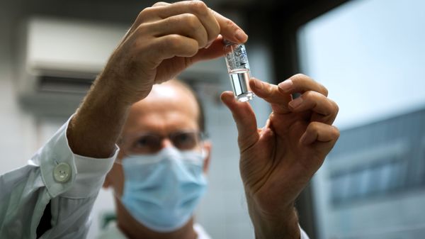 In this handout photo released by Hungarian Foreign Ministry, a laboratory assistant holds a phial with Russia's coronavirus vaccine Gam-COVID-Vac, trade-named Sputnik V, in Budapest, Hungary - Sputnik International