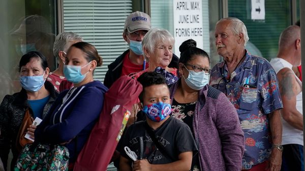 FILE PHOTO: People line up outside a Kentucky Career Center hoping to find assistance with their unemployment claim in Frankfort, Kentucky, U.S. June 18, 2020 - Sputnik International