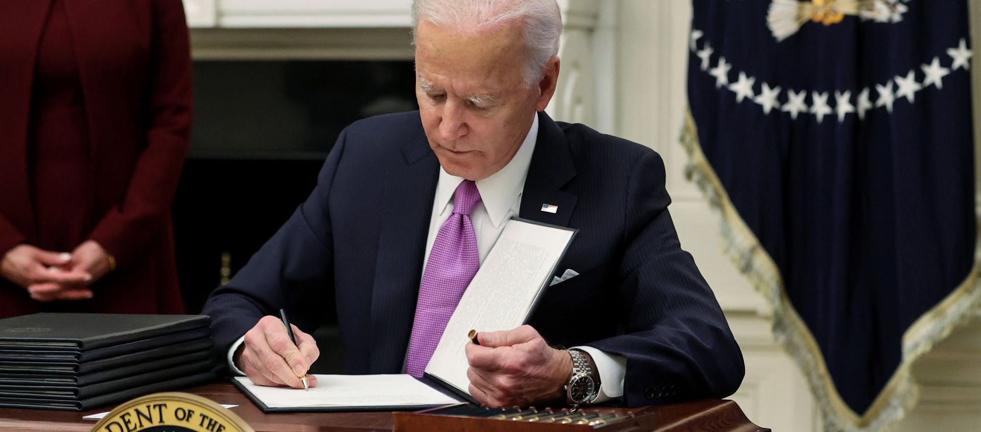 U.S. President Joe Biden signs an executive order as part of his administration's plans to fight the coronavirus disease (COVID-19) pandemic during a COVID-19 response event at the White House in Washington, 21 January 2021. U.S. President Joe Biden signs an executive order as part of his administration's plans to fight the coronavirus disease (COVID-19) pandemic during a COVID-19 response event at the White House in Washington, 21 January 2021. - Sputnik International, 1920, 30.01.2021