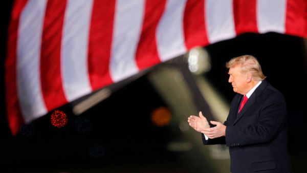 U.S. President Donald Trump applauds as he campaigns with  Republican U.S. Senator Kelly Loeffler  on the eve of Georgia's run-off election in Dalton, Georgia, U.S., January 4, 2021 - Sputnik International