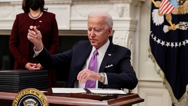 U.S. President Joe Biden signs an executive order as part of his administration's plans to fight the coronavirus disease (COVID-19) pandemic during a COVID-19 response event as Vice President Kamala Harris stands by at the White House in Washington, U.S., January 21, 2021. - Sputnik International