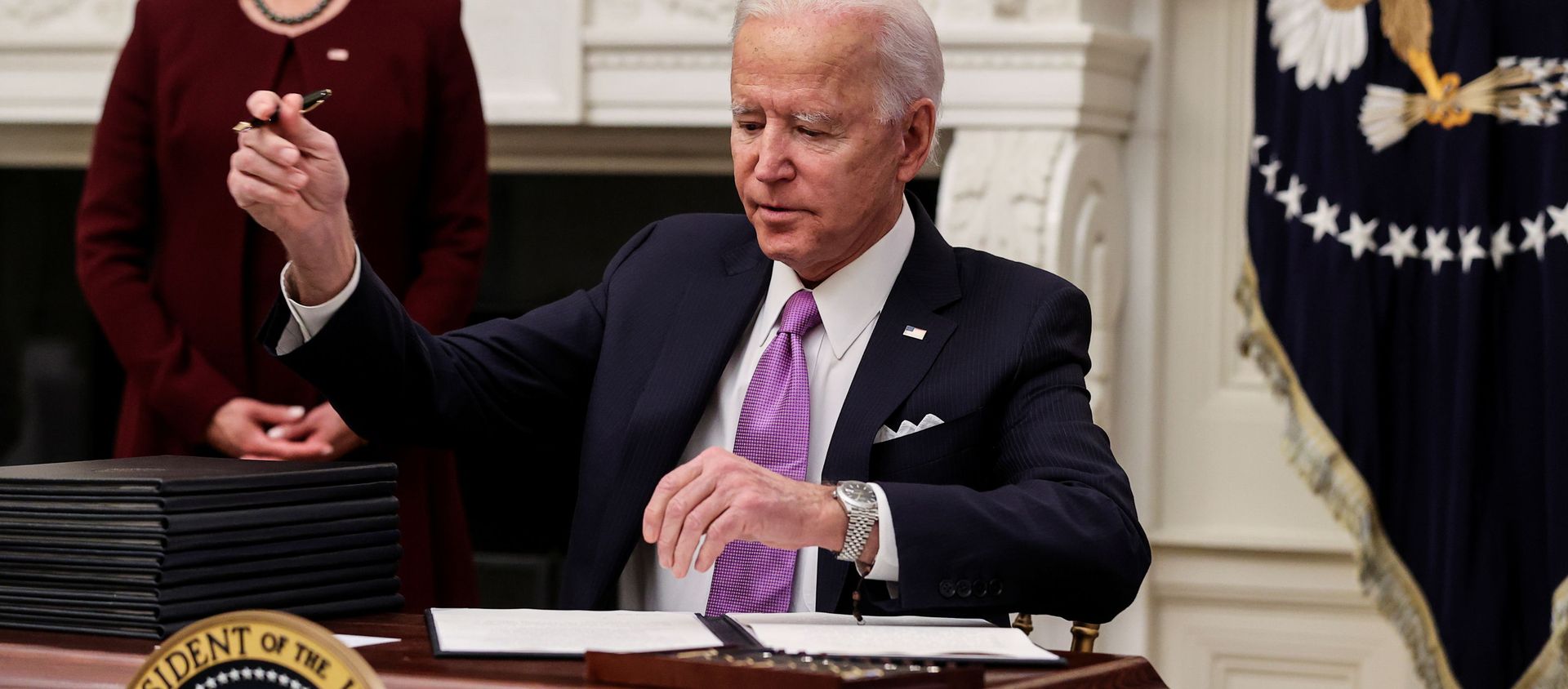 U.S. President Joe Biden signs an executive order as part of his administration's plans to fight the coronavirus disease (COVID-19) pandemic during a COVID-19 response event as Vice President Kamala Harris stands by at the White House in Washington, U.S., January 21, 2021. - Sputnik International, 1920, 24.01.2021