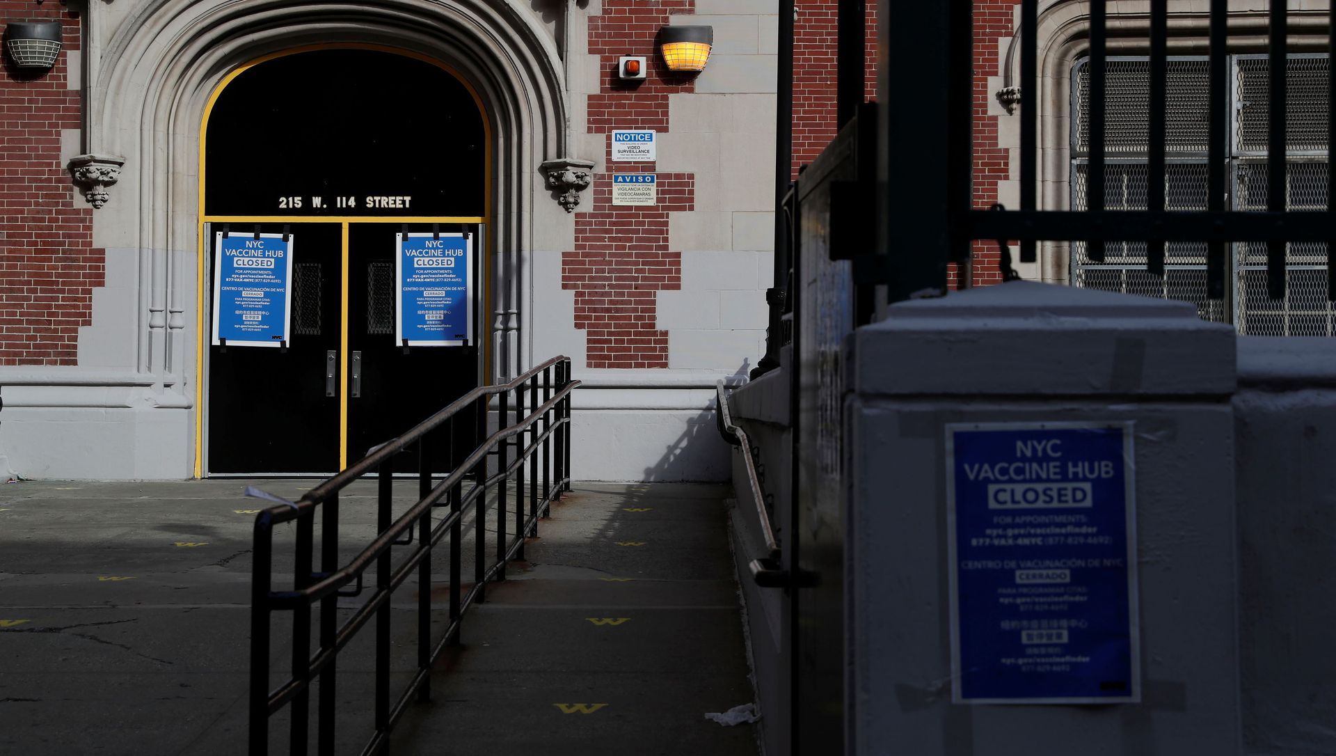 A closed NYC Vaccine Hub, as the coronavirus disease (COVID-19) continues, is seen at the Wadleigh Secondary School for the Performing & Visual Arts facility in the Manhattan borough of New York, U.S., January 21, 2021. A closed NYC Vaccine Hub, as the coronavirus disease (COVID-19) continues, is seen at the Wadleigh Secondary School for the Performing & Visual Arts facility in the Manhattan borough of New York, U.S., January 21, 2021. - Sputnik International, 1920, 12.02.2021