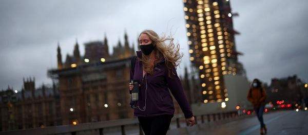 People walk on the Westminster Bridge, amid the coronavirus disease (COVID-19) outbreak in London, Britain, January 20, 2021 People walk on the Westminster Bridge, amid the coronavirus disease (COVID-19) outbreak in London, Britain, January 20, 2021 - Sputnik International