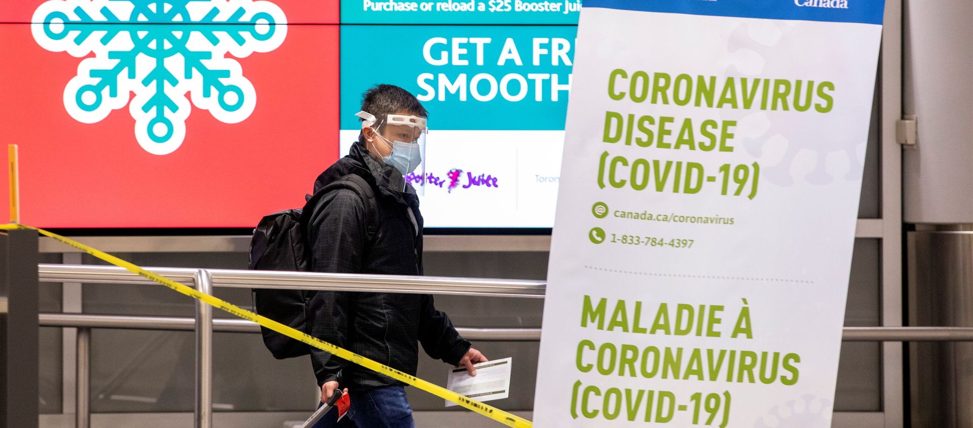 A man walks through terminal 3, amid a spike in coronavirus disease (COVID-19) cases, at Pearson airport near Toronto, Ontario, Canada December 30, 2020. A man walks through terminal 3, amid a spike in coronavirus disease (COVID-19) cases, at Pearson airport near Toronto, Ontario, Canada December 30, 2020. - Sputnik International, 1920, 22.01.2021