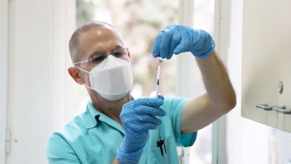 A medical technician prepares a Pfizer COVID-19 vaccine intended for Serbian Prime Minister Ana Brnabic, at the Institute of Virology, Vaccines and Sera, known as the Torlak, in Belgrade, Serbia December 24, 2020 - Sputnik International