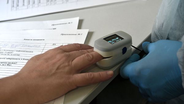 A health worker measures oxygen in blood before being vaccinated against COVID-19 with the Sputnik V (GamCOVIDVac) vaccine at a mobile station in Krasnodar. - Sputnik International