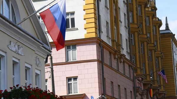 The building of the US Embassy in Moscow, which displays the flag of the LGBT community. - Sputnik International