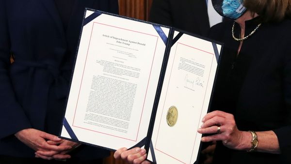 U.S. House Speaker Nancy Pelosi (D-CA) shows the article of impeachment against U.S. President Donald Trump after signing it in an engrossment ceremony, at the U.S. Capitol in Washington January 13, 2021. - Sputnik International