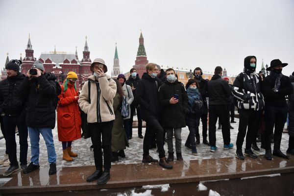 Watch Russian Policewoman Hand Out Face Masks to Youth Attending Unauthorised Rally in Moscow Watch Russian Policewoman Hand Out Face Masks to Youth Attending Unauthorised Rally in Moscow - Sputnik International
