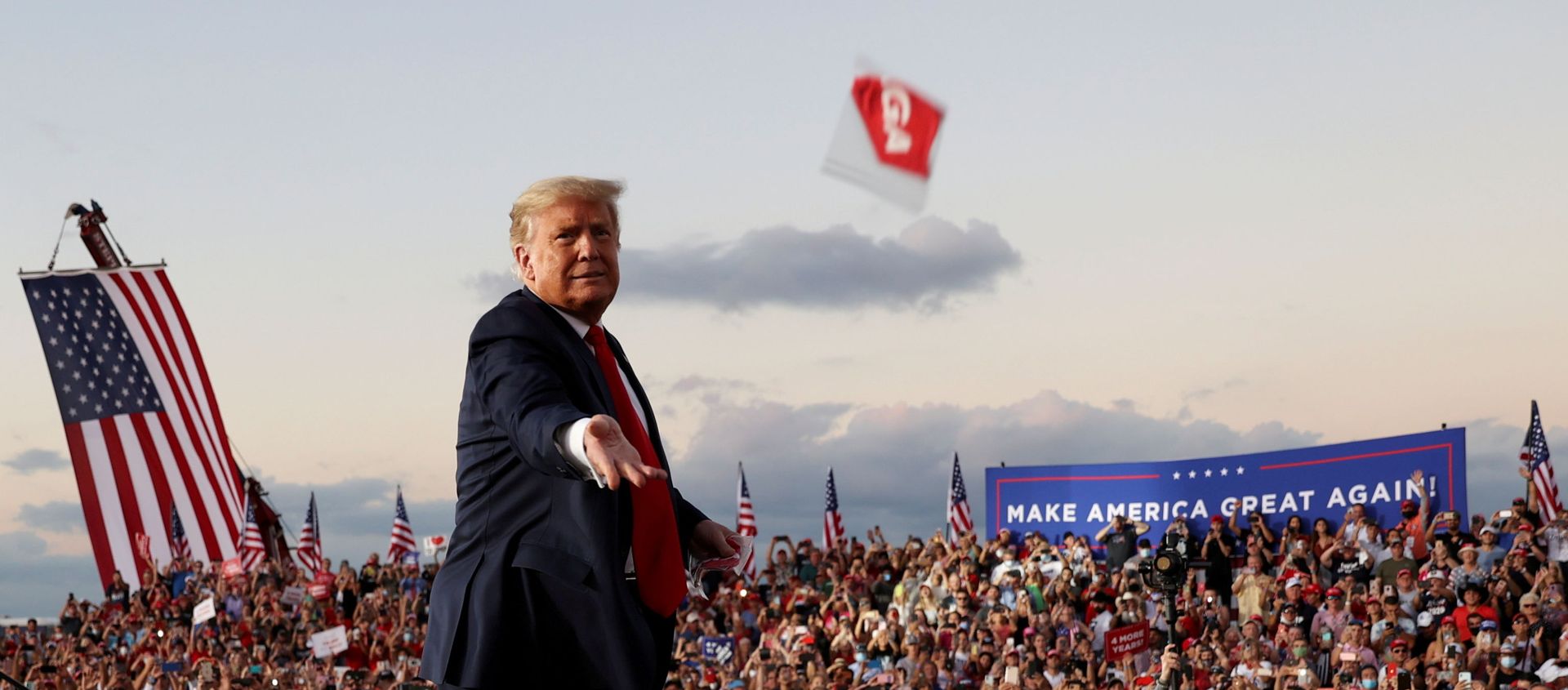 FILE PHOTO: U.S. President Donald Trump throws a face mask from the stage during a campaign rally, his first since being treated for the coronavirus disease (COVID-19), at Orlando Sanford International Airport in Sanford, Florida, U.S., October 12, 2020. FILE PHOTO: U.S. President Donald Trump throws a face mask from the stage during a campaign rally, his first since being treated for the coronavirus disease (COVID-19), at Orlando Sanford International Airport in Sanford, Florida, U.S., October 12, 2020. - Sputnik International, 1920, 22.02.2021