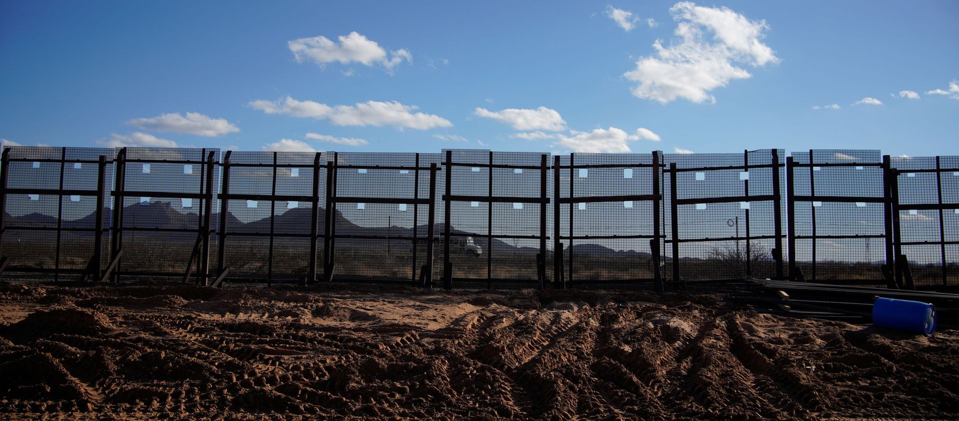 A segment of the border wall under construction is seen abandoned after US President Joe Biden signed an executive order halting construction of the US-Mexico border wall, in Sunland Park, New Mexico, US, 22 January 2021. A segment of the border wall under construction is seen abandoned after US President Joe Biden signed an executive order halting construction of the US-Mexico border wall, in Sunland Park, New Mexico, US, 22 January 2021. - Sputnik International, 1920, 30.01.2021