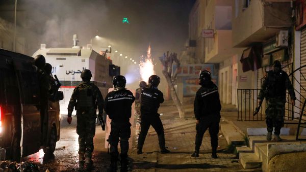 Security forces clash with demonstrators during anti-government protests in Tunis, Tunisia, January 18, 2021.  - Sputnik International
