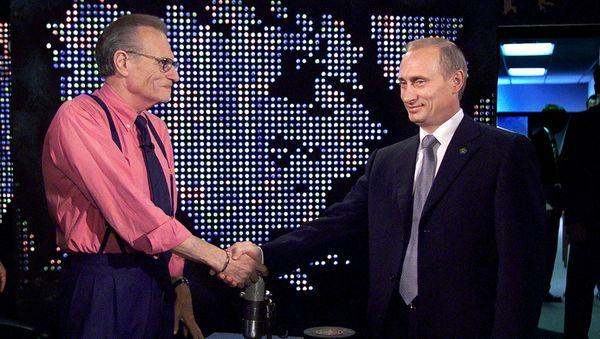 Russian President Vladimir Putin shakes hands with Larry King before a taping of The Larry King Show in New York, U.S, September 8, 2000. - Sputnik International